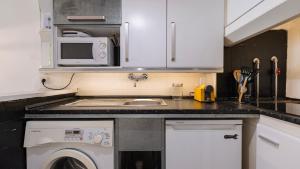 Downtown Central Apartment by LovelyStay