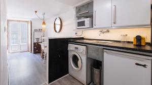 Downtown Central Apartment by LovelyStay