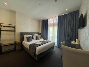 Deluxe Double Room with Balcony room in Hotel La Belle Vue