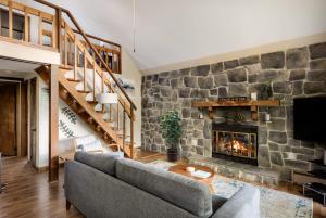 Dog-Friendly Chalet w Hot Tub, Fire Pit & Deck