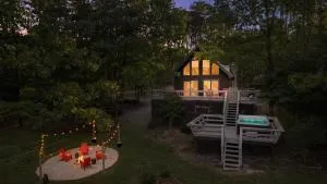 Chalet w Hot Tub, Grill, FirePit, WiFi,PetFriendly - Augusta