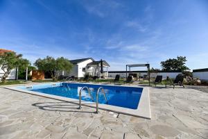 Holiday home Aprilis with pool, jacuzzi and sauna