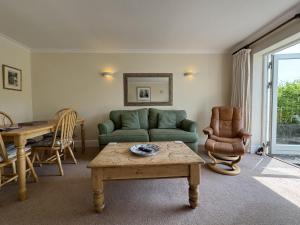 Orchard Cottage - Walking distance of the river, charming sunny patio, quiet location