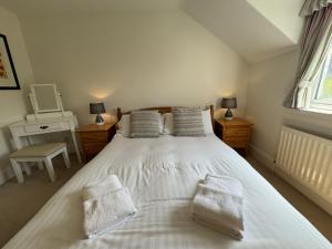 Damson Cottage - Peaceful location, charming communal orchard & private patio garden
