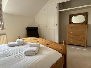 Damson Cottage - Peaceful location, charming communal orchard & private patio garden