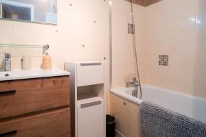 Appartements Appartement idealement situe a deux pas du port de peche ! : photos des chambres