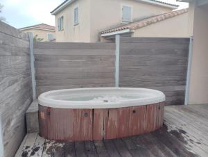 Maisons de vacances Le Domaine du Golf ***. Lieu-dit Launac-Le-Vieux 1 chemin de l'Aire 34690 FABREGUES : photos des chambres