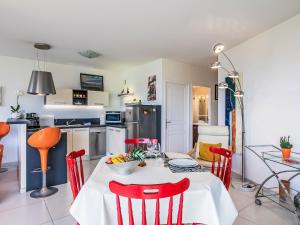 Apartment Les Pieds dans leau by Interhome