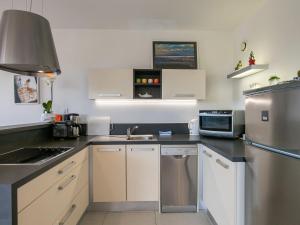 Apartment Les Pieds dans leau by Interhome