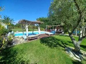 Maison climatisée en campagne, piscine, SPA, terrasses couvertes grand jardin ombragé - La Mérindolle