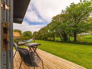 Chalet Oak Hot Tub Lodge by Interhome