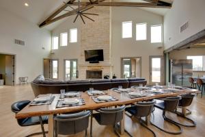 Game Room, Fireplaces, On-Site Lake! Kaufman Home