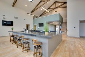 Game Room, Fireplaces, On-Site Lake! Kaufman Home