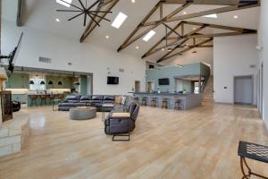 Game Room, Fireplaces, On-Site Lake! Kaufman Home