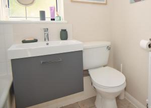 Spacious Double Room with Private Bathroom in Quiet Area Easy Access to Victoria & London Bridge