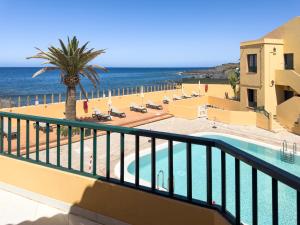One-Bedroom Apartment with Balcony and Sea View room in Complejo Las Tres Palmeras