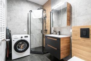 Raciborska 2-Bedroom Apartment by BookingHost