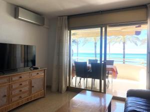 R151 Beachfront Apartment in Calafell