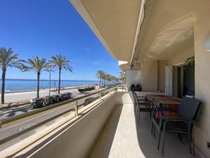 R151 Beachfront Apartment in Calafell