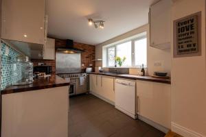 Charming Cottage Stunning Views - Pass the Keys