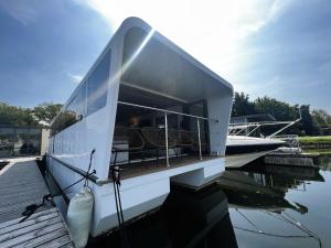 Island Harbour Houseboat