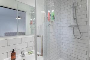 Central Gloucester Getaway Retreat WFree Parking