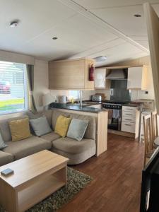 21 Riverview, Allhallows