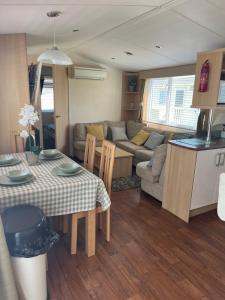 21 Riverview, Allhallows