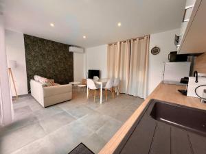 Appartements Appart Climatise 4prsn Proche Chateaufarine : Appartement 1 Chambre avec Terrasse
