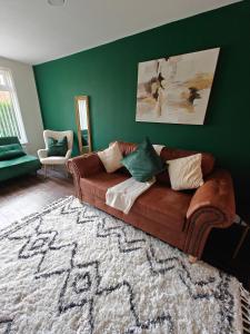 NR Mell Square - Spacious Solihull Home 4 Bedrooms -NEC Stay -5 Mins to M42 & JLR - 5 Beds 2 Sofa Beds - 10 Guests - 10 Mins to NEC BHX HS2 South Birmingham - Driveway Parking - ARZ Stays