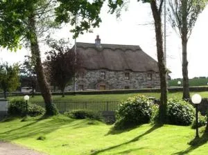An Maide Bán, Cootehill - Monneill