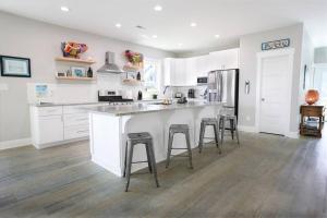 Modern upscale-House @ Lake-Golf Cart Rental-EV