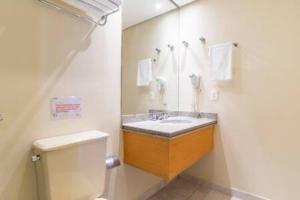 1007 Hotel Bienal Suits, Arrumação, manobrista e piscina