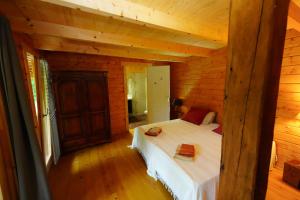 B&B / Chambres d'hotes La Pierre Blanche : Chambre Double ou Lits Jumeaux - Vue sur Piscine