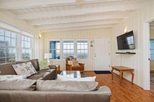 Smart Pelican by Oak Island Accommodations