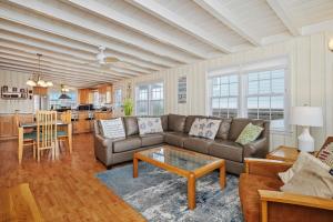 Smart Pelican by Oak Island Accommodations