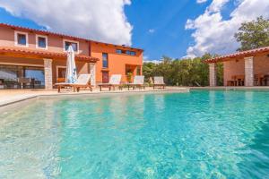 Villa Noina Arka, a charming villa with a pool surrounded by nature