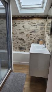 Maisons de vacances Le Moulin du Gue en Vendee Gite atypique et exceptionnel de 15 personnes au bord de l'eau a 30 minutes du PuyduFou : photos des chambres