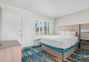 Family Room with Three Queen Beds room in Pacific Shores Inn - Morro Bay