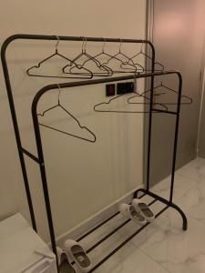 استديو بتصميم عصري بسرير كنج و كنب مريح لثلاث اشخاص بالقرب من البوليفار