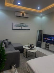 استديو بتصميم عصري بسرير كنج و كنب مريح لثلاث اشخاص بالقرب من البوليفار