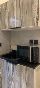 استديو بتصميم عصري بسرير كنج و كنب مريح لثلاث اشخاص بالقرب من البوليفار