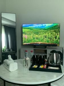 استديو بتصميم عصري بسرير كنج و كنب مريح لثلاث اشخاص بالقرب من البوليفار