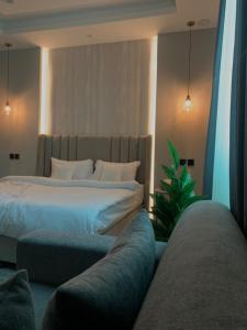 استديو بتصميم عصري بسرير كنج و كنب مريح لثلاث اشخاص بالقرب من البوليفار