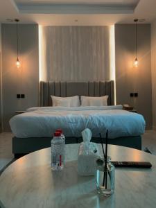 استديو بتصميم عصري بسرير كنج و كنب مريح لثلاث اشخاص بالقرب من البوليفار