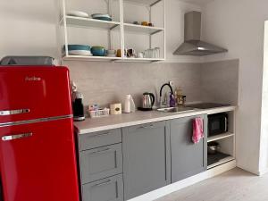 Beach Apartment - 50m from the Beach with Free Parking