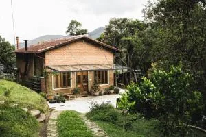 Chalé Rústico Moderno com Cachoeiras - Alagoa