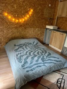 Sejours a la campagne Cabane au bord d-un etang : Chambre Familiale - Vue sur Lac