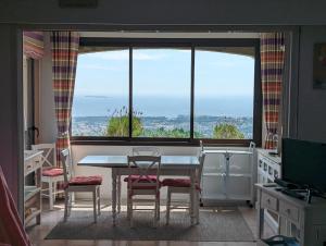 Appartement avec vue mer exceptionnelle dans résidence de standing, au calme, avec piscine