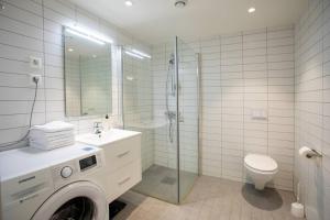 Modern 3BR Downtown Apt, Free Parking, High Standard